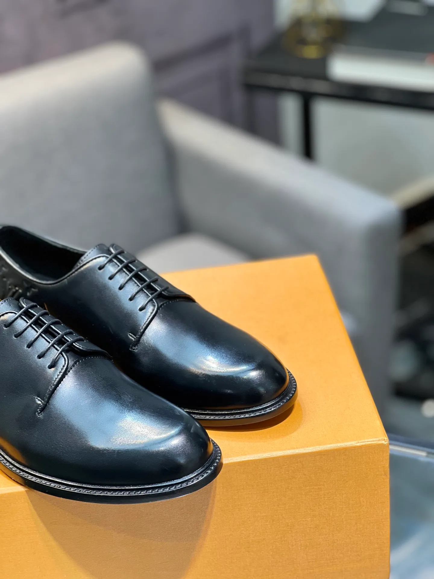 Men's shoes 💰1020 LV top luxury brand, high-quality men's business formal leather shoes, imported genuine leather soles! Customized imported leather, the first layer of open-edge beaded lacquered cowhide, the texture is incomparable, the imported cowhide lining, high-end high-end shoes, don't miss it! size:39-44 (Male 38 45 46 customized)